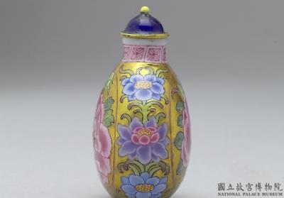 图片[3]-Glass-body painted enamel snuff bottle with a floral design on a gold background, Qianlong reign (1735-1796), Qing dynasty-China Archive